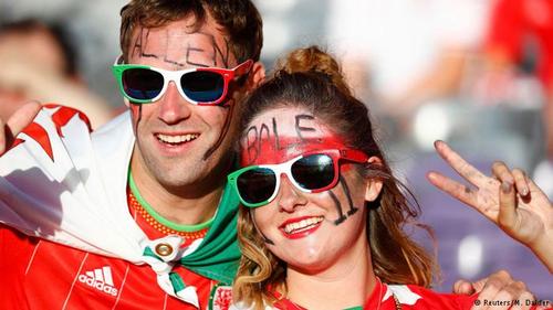 زوجی از ویلز در استادیوم تولوز که از پیروزی تیم‌شان در مقابل روسیه شادمان هستند.