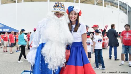 عکس یادگاری زوج روس قبل از ورود به استادیوم در تولوز.