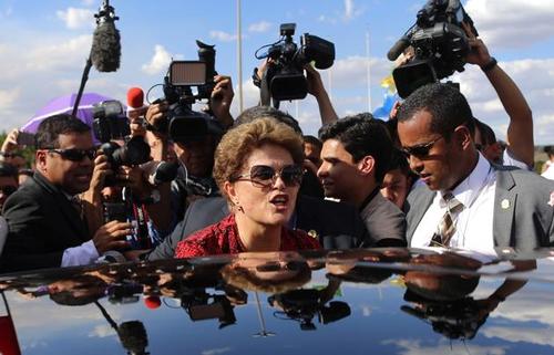 دیروز تلویزیون دولتی برزیل لحظه خروج روسف از اقامتگاه ریاست جمهوری در میان استقبال هوادارانش را نشان داد