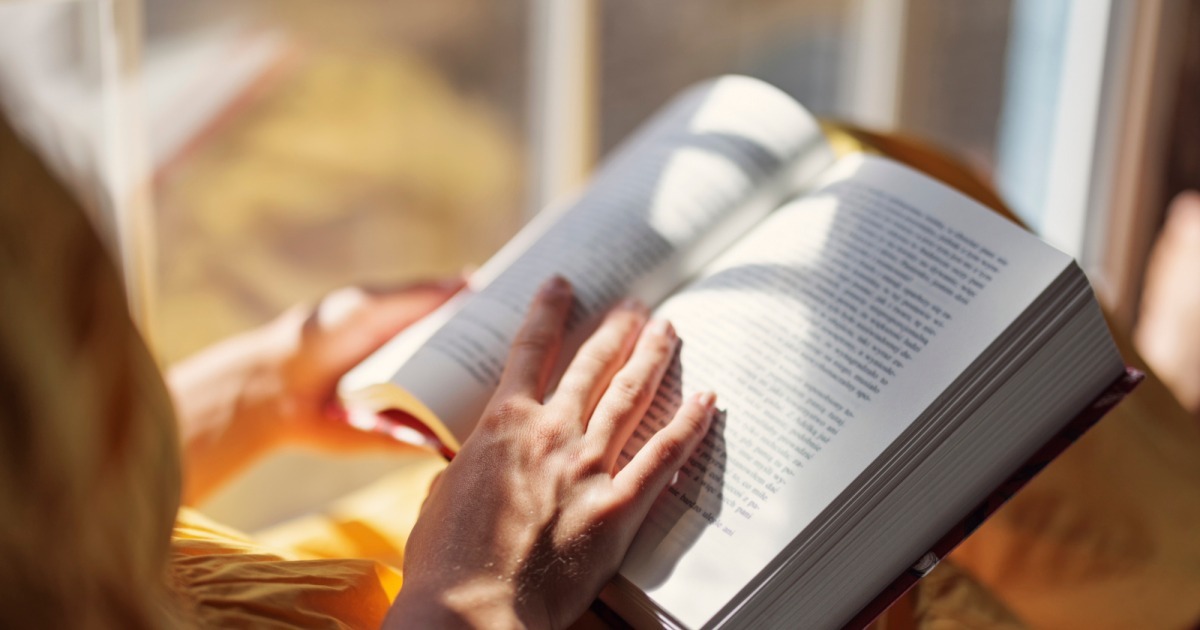 کتاب خواندن فرهنگ فردی و جمعی را در جامعه ارتقا می دهد. کتاب خواندن فرهنگ فردی و جمعی را در جامعه ارتقا می دهد.