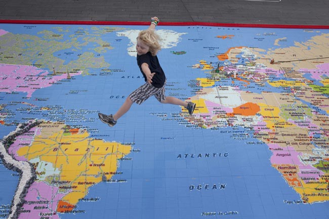 ساخت یک نقشه بزرگ لگویی از جهان با استفاده از 1 میلیون قطعه لگو ( لندن)