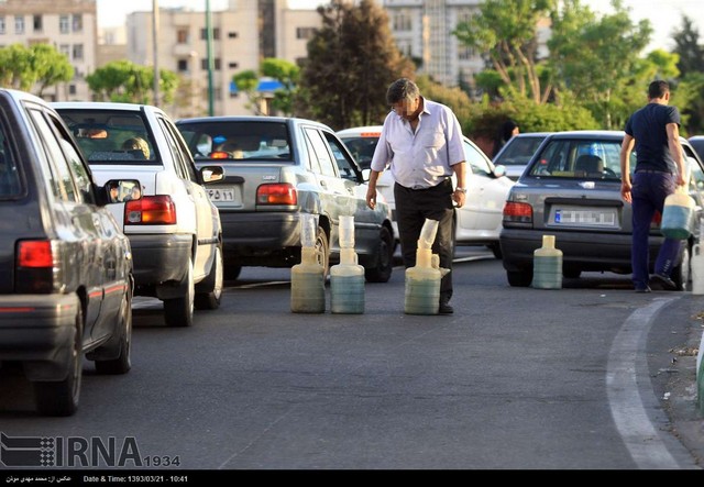 عرضه بنزین خارج از جایگاه در تهران (عکس)