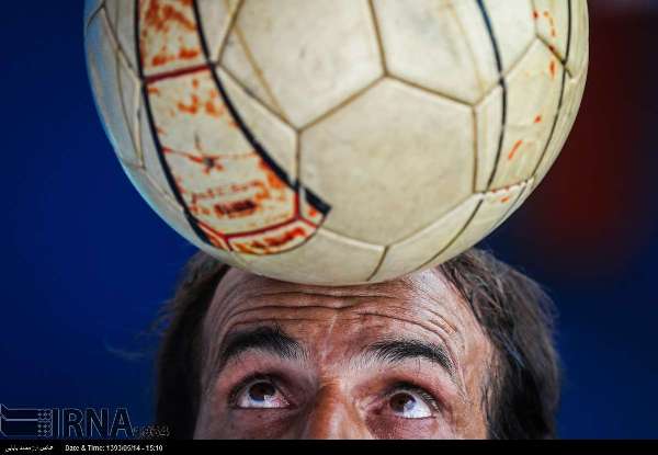 رکورد شکنی ورزشکار مسجد سلیمانی با حمل توپ (عکس)