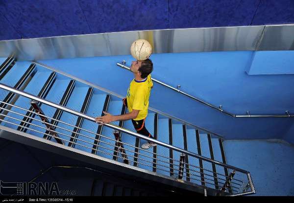 رکورد شکنی ورزشکار مسجد سلیمانی با حمل توپ (عکس)