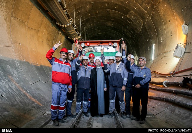 روحانی در کنار کارگران مترو مشهد (عکس)