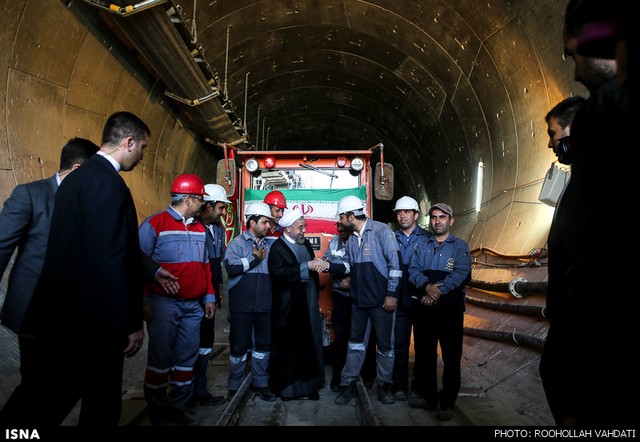 روحانی در کنار کارگران مترو مشهد (عکس)