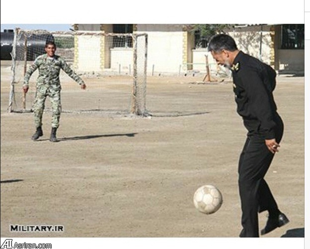 فرمانده نیروی دریایی ارتش در حال فوتبال (عکس)