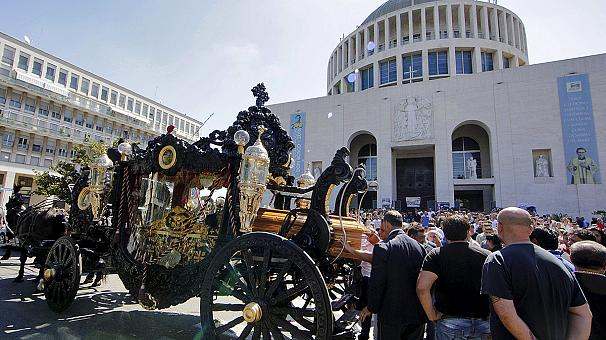 برگزاری مراسم خاکسپاری یک رئیس مافیا در ایتالیا (+عکس)