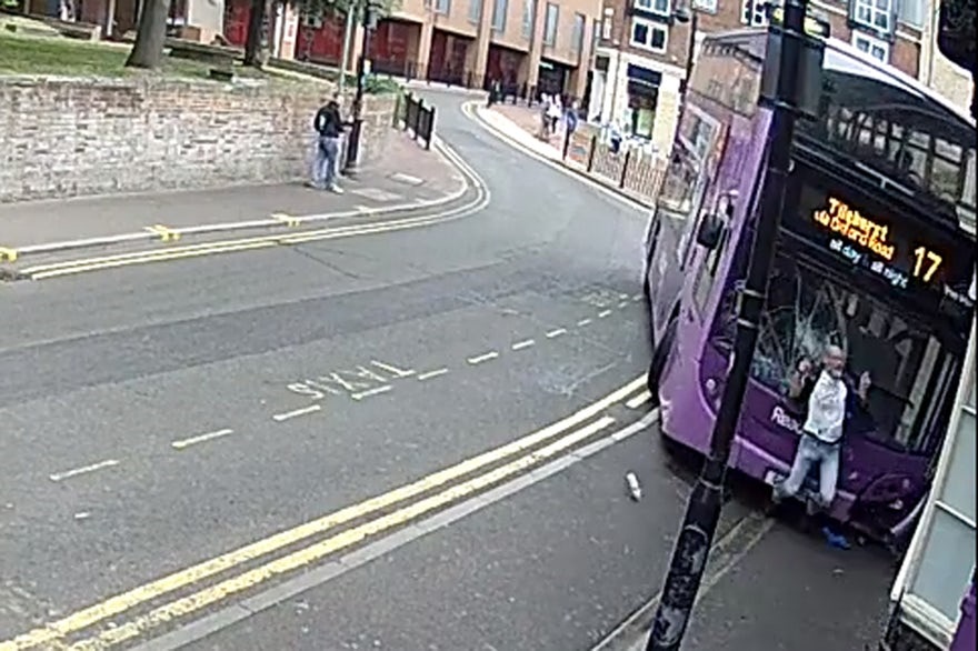 لحظه تصادف خوش‌ شانس‌ ترین مرد جهان با اتوبوس (عکس)