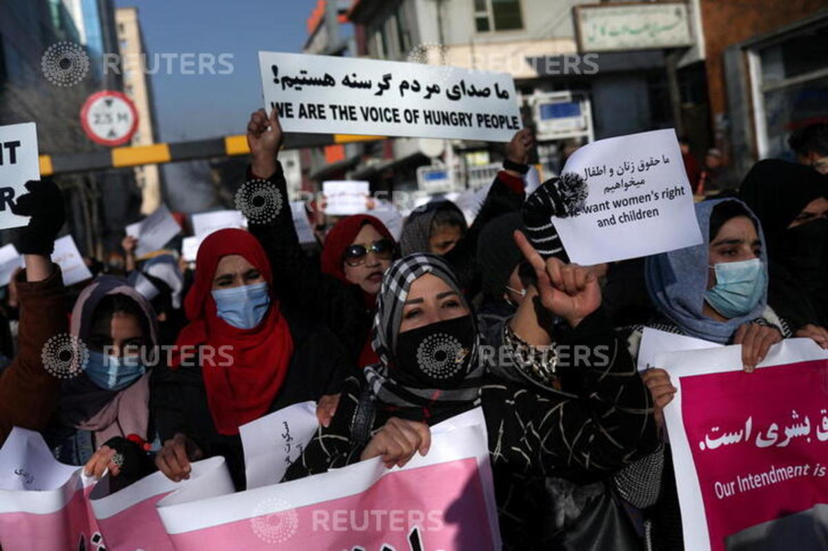تجمع اعتراضی زنان افغانستان (+عکس)/ شلیک هوایی نظامیان طالبان