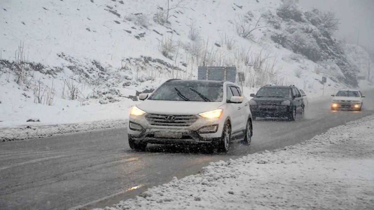 بارش برف در جاده هراز / رانندگان به زنجیر چرخ مجهز باشند