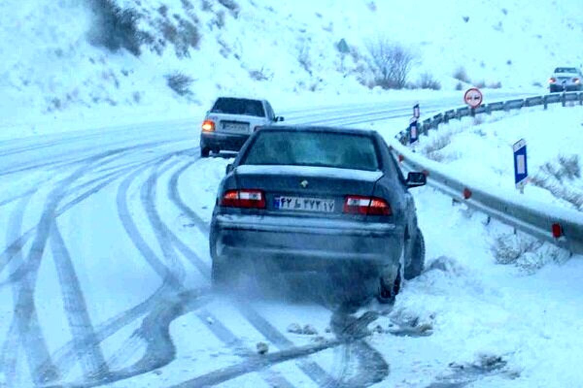 جاده‌های منتهی به تهران برفی است/ رانندگان زنجیر چرخ ببندند