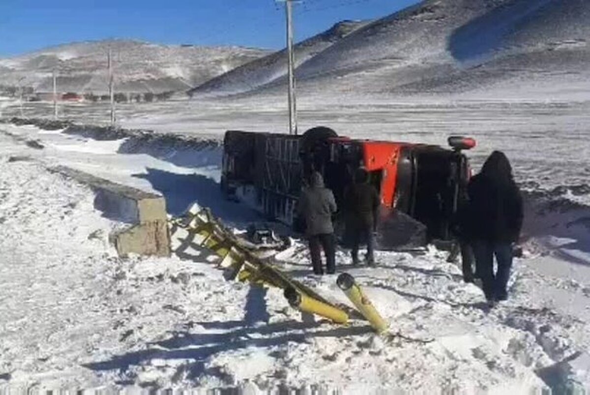 قزوین / 18 مصدوم در واژگونی اتوبوس در جاده بوئین‌زهرا