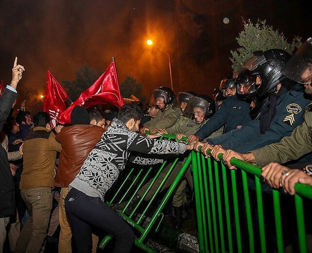 دفاع متهمان حمله به سفارت عربستان: کوکتل مولوتوف را با ماشین جلوی سفارت آوردند / حق بچه‌های حزب‌اللهی نیست اینقدر اذیت شوند / ما در کوی دانشگاه هم بودیم و کتک خوردیم 3