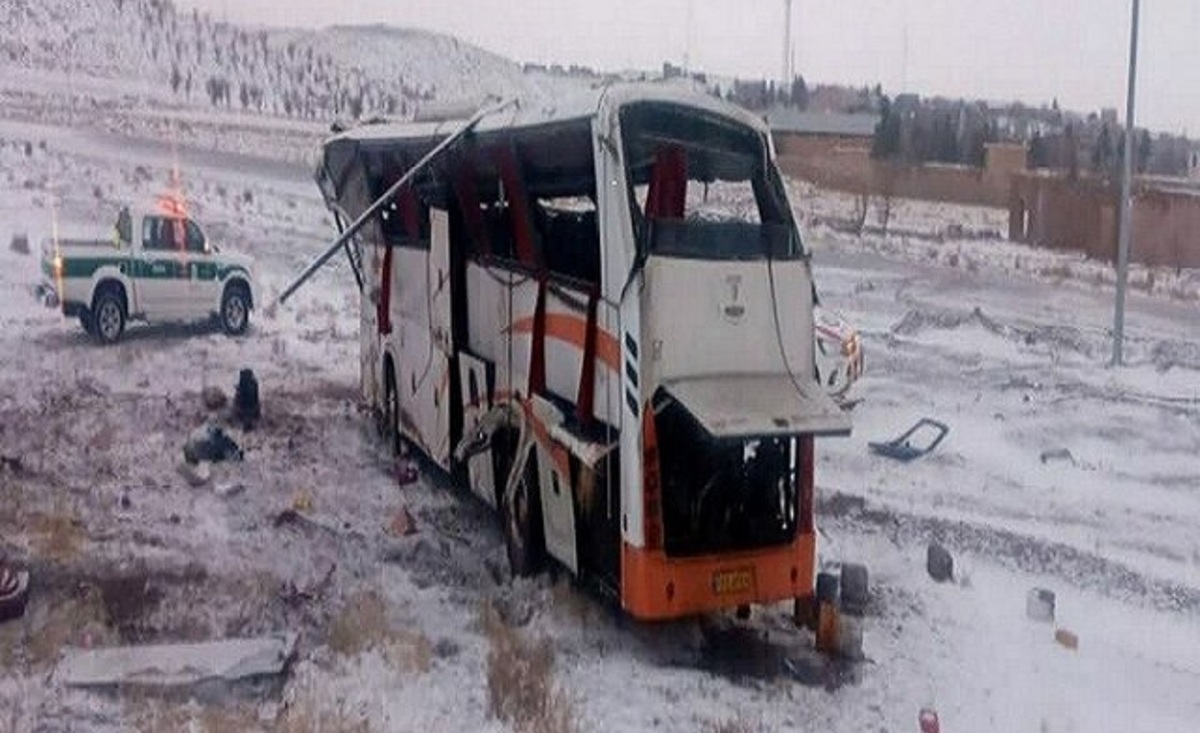 واژگونی اتوبوس اسکانیا در جاده تربت حیدریه ـ مشهد با ۳۲ مصدوم/ حال ۲ نفر وخیم است (+عکس)