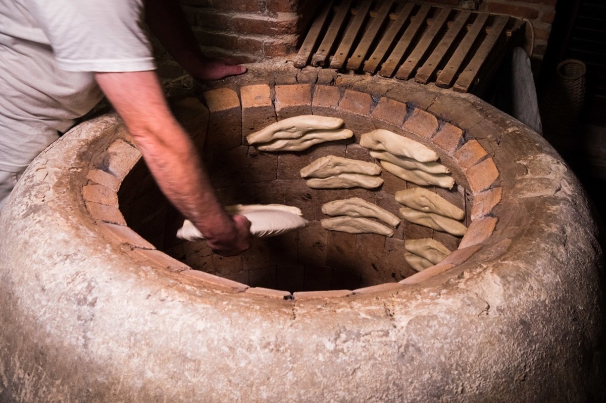 پخت آکروباتیک نان سنتی گرجستان/ شاطر باید تا کمر وارد تنور شود
