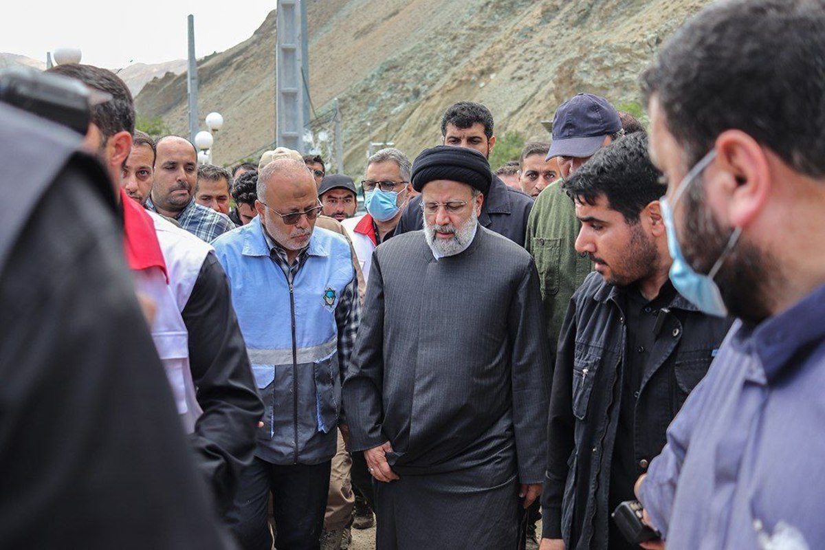 حضور رئیسی در مناطق سیل‌زده فیروزکوه (عکس)