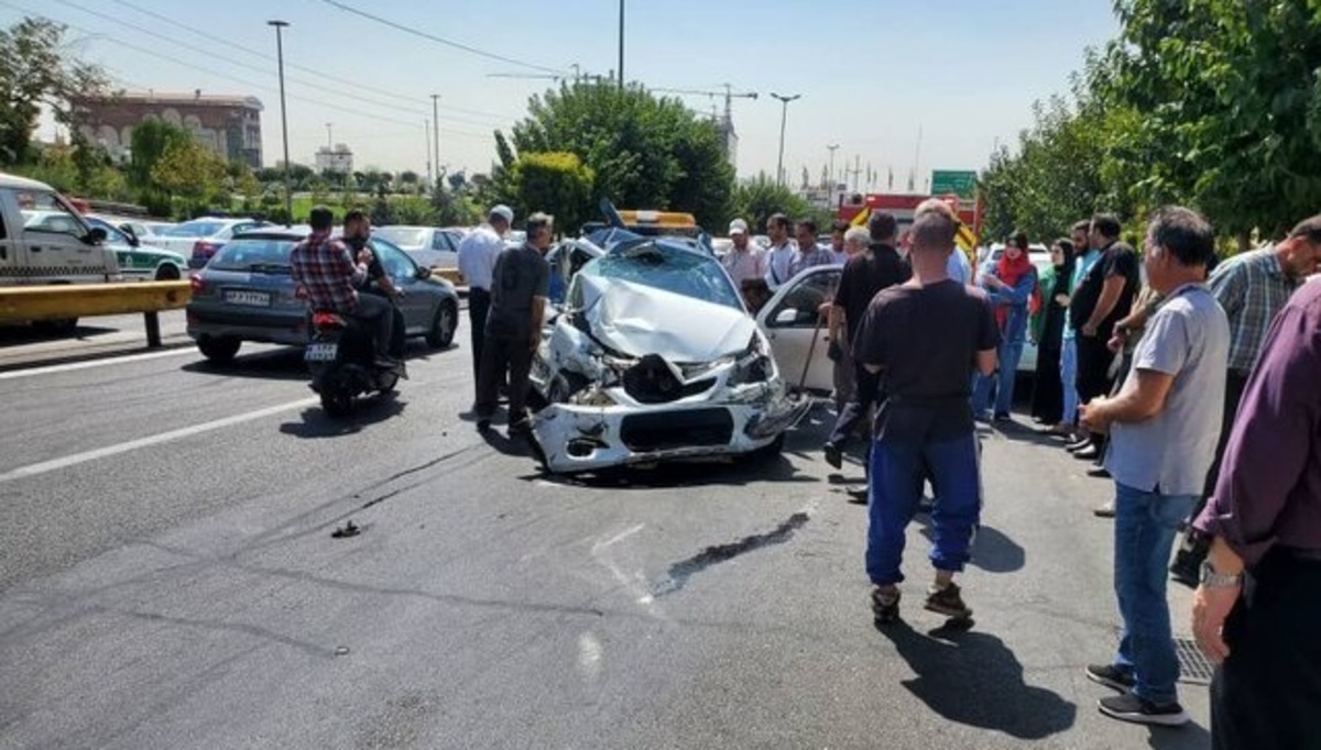 تصادف کامیون با ۸ خودرو در بزرگراه اشرفی اصفهانی/ ۷ نفر راهی بیمارستان شدند