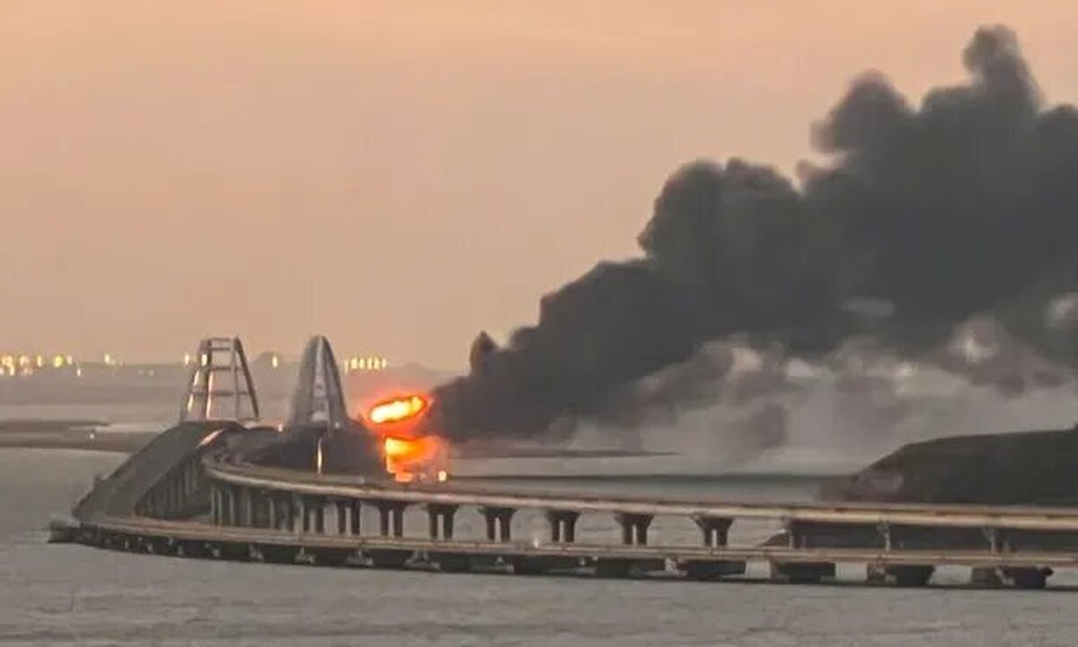 آتش سوزی بزرگ در پل اتصال کریمه به روسیه (+عکس)