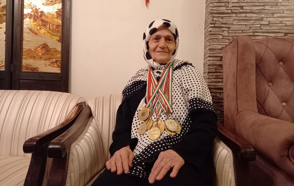 مادربزرگ ۷۵ساله قهرمان شنای پایتخت است