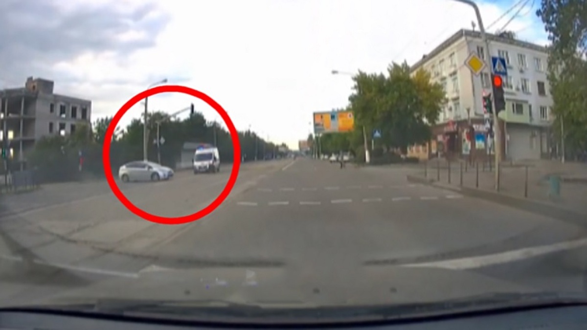 ببینید| تصادف آمبولانس با خودروی سواری در اوکراین