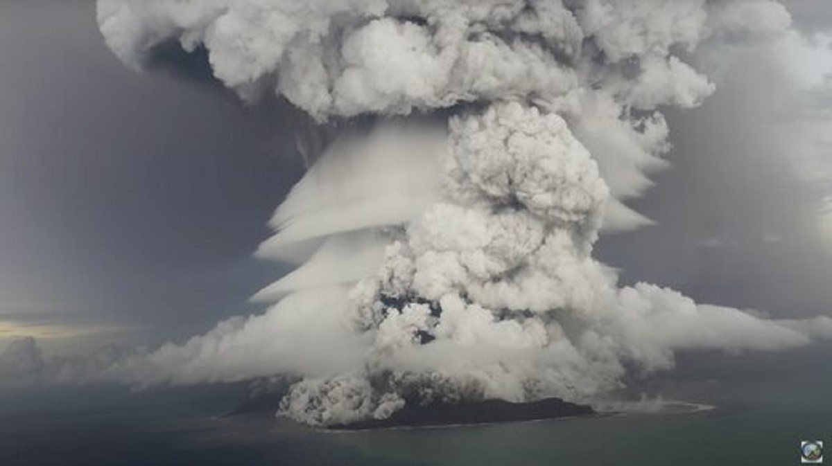 عظیم‌ترین انفجار ۳۰ سال اخیر زمین که ستون غبارش ۶۰ کیلومتر بالا رفت! (+عکس)