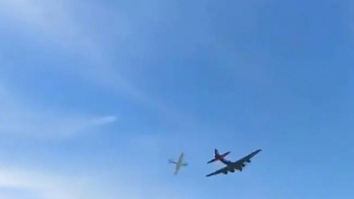 ببینید | برخورد یک هواپیما با بمب افکن بی ۱۷ در جریان نمایشگاه هوایی دالاس آمریکا