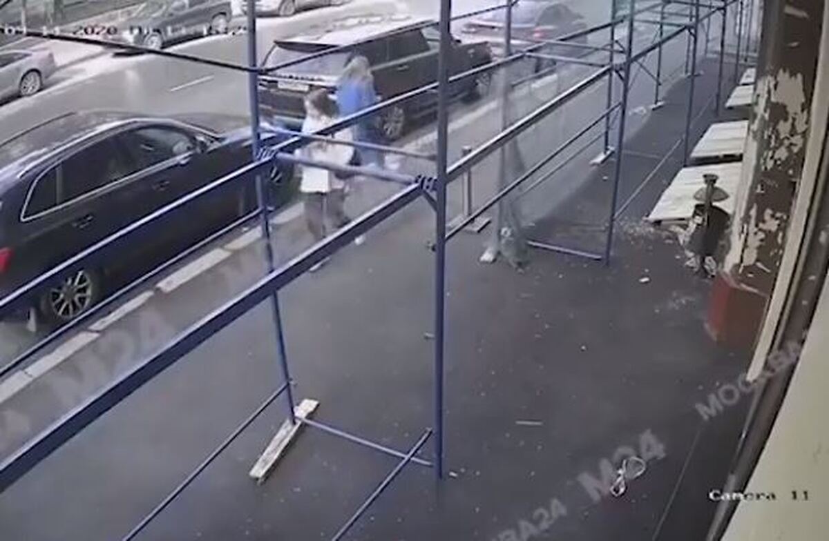 ببینید | لحظه سقوط داربست بر روی یک زن و چند خودرو در مسکو