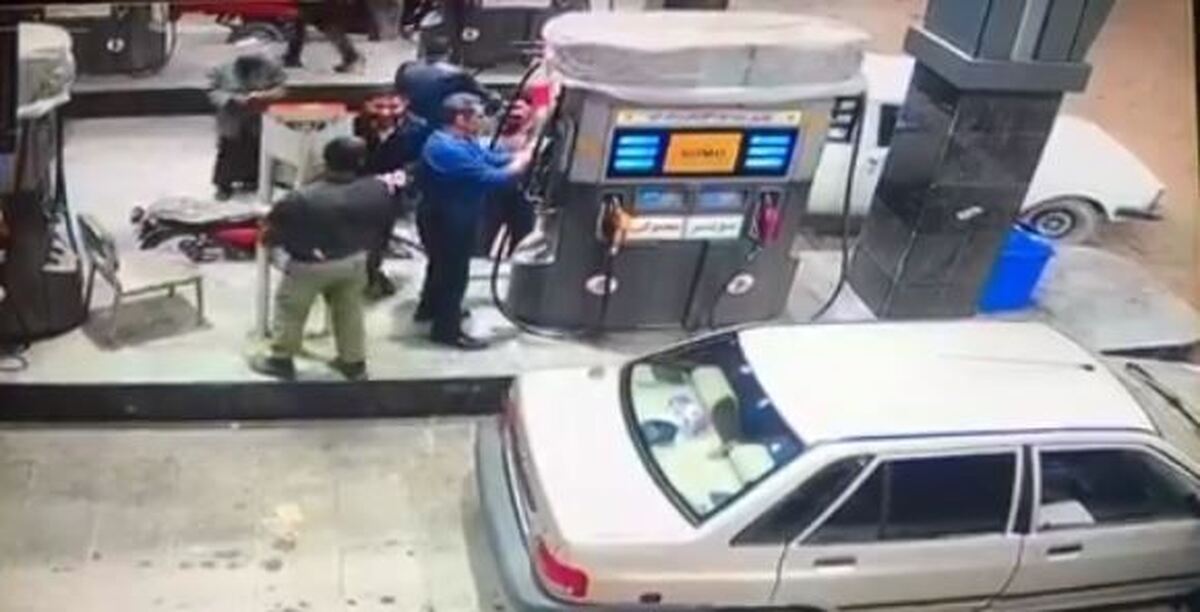 ببینید | سرقت حرفه‌ای موبایل از یک راننده پراید در پمپ بنزین
