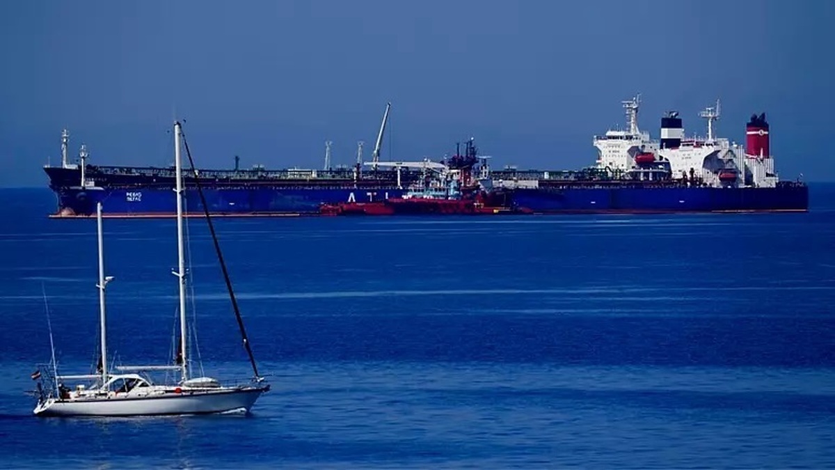 کشتی حامل نفت ایران آب‌ های یونان را ترک کرد