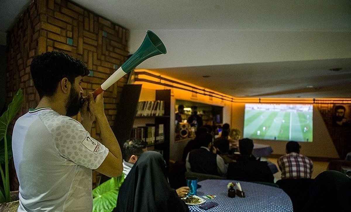 تماشای دیدار تیم‌های فوتبال ایران و انگلیس (عکس)