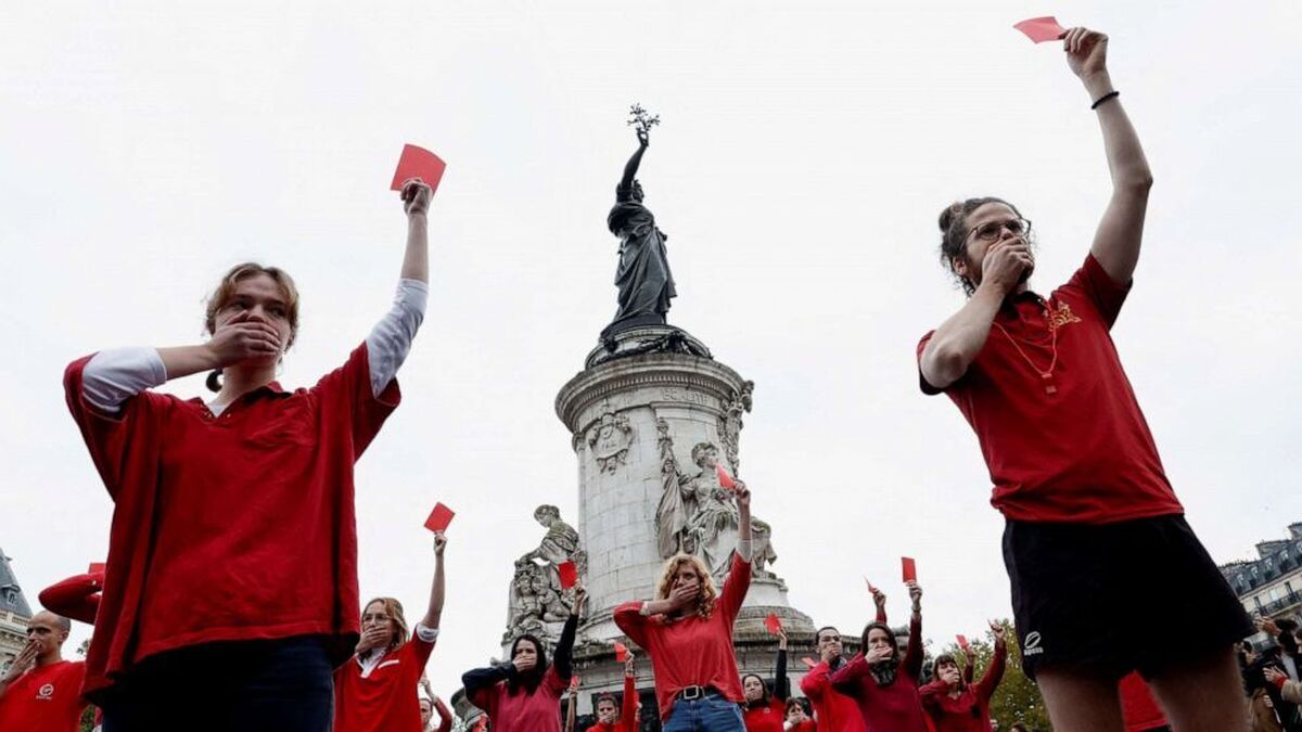 ببینید| تظاهرات علیه جام جهانی قطر در پاریس/ نمایش کارت قرمز برای قطر
