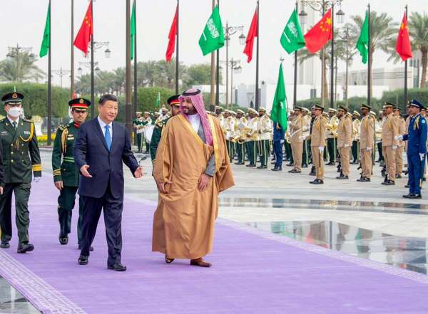 چرا عربستان با فرش بنفش به استقبال رئیس‌جمهور چین رفت؟+ عکس