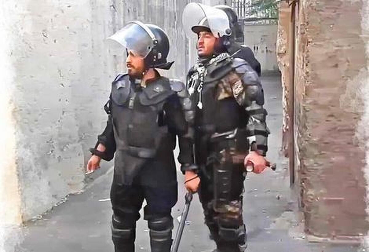 روزنامه اعتماد: پلیس نما کیست؟ لباس شخصی چیست؟ نیروی حافظ امنیت چه می کند؟ بررسی نقش نیروهای ضداغتشاش