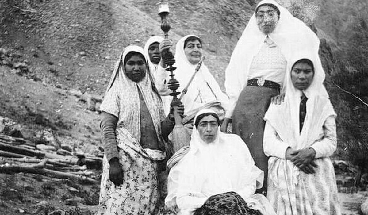 تصویری از کوهنوردی عجیب زنان قاجار با قلیان !