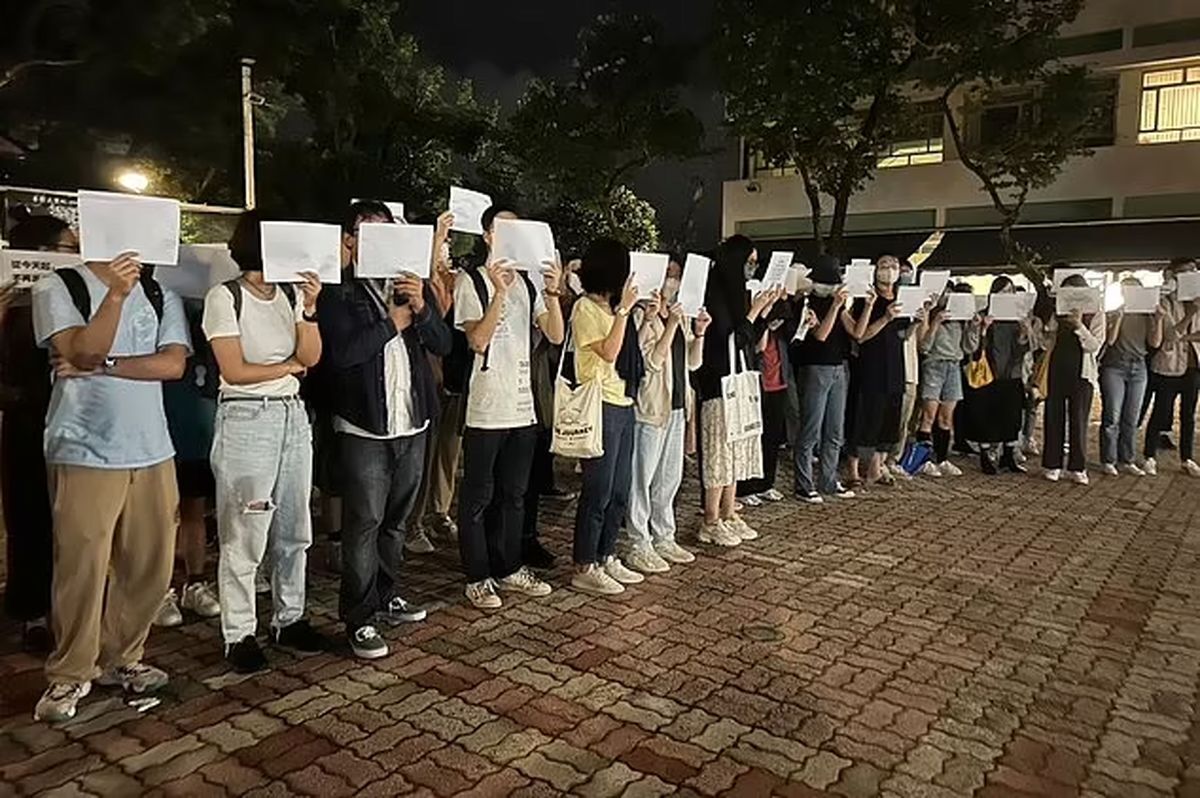 ببینید | چرا نماد معترضان در چین، کاغذ A4 سفید است؟