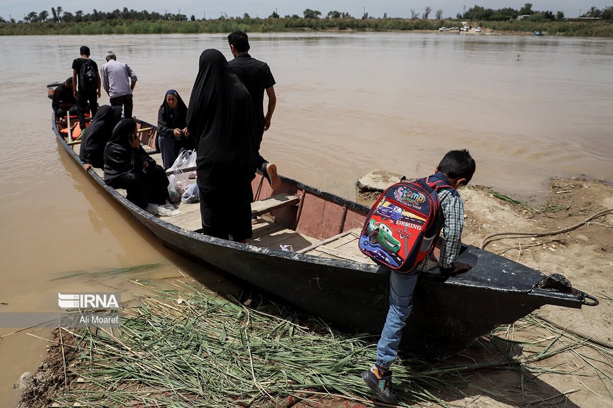 خوزستان/ تردد با قایق برای انجام کارهای روزانه (عکس)