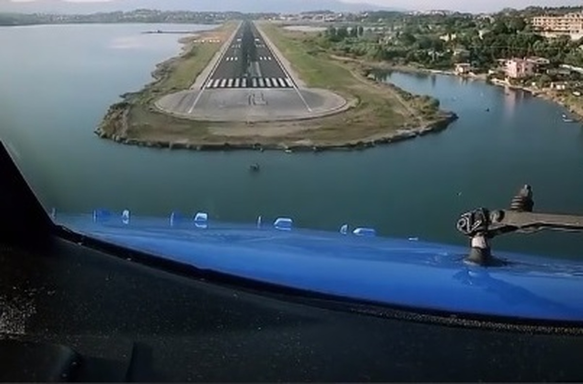 فرود در فرودگاه ساحلی در یونان از زاویه دید خلبان (فیلم)