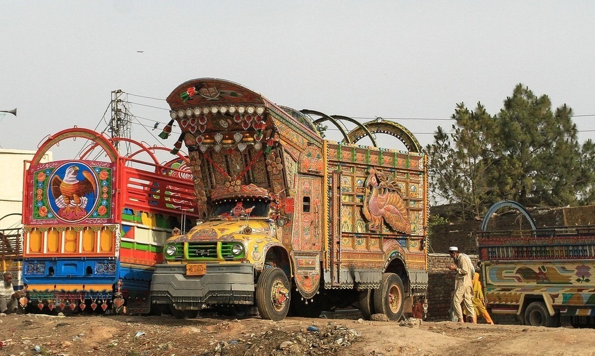 کامیون‌ های تزئین شده پاکستان؛ چرا مثل عروس آرایش می‌شوند؟!