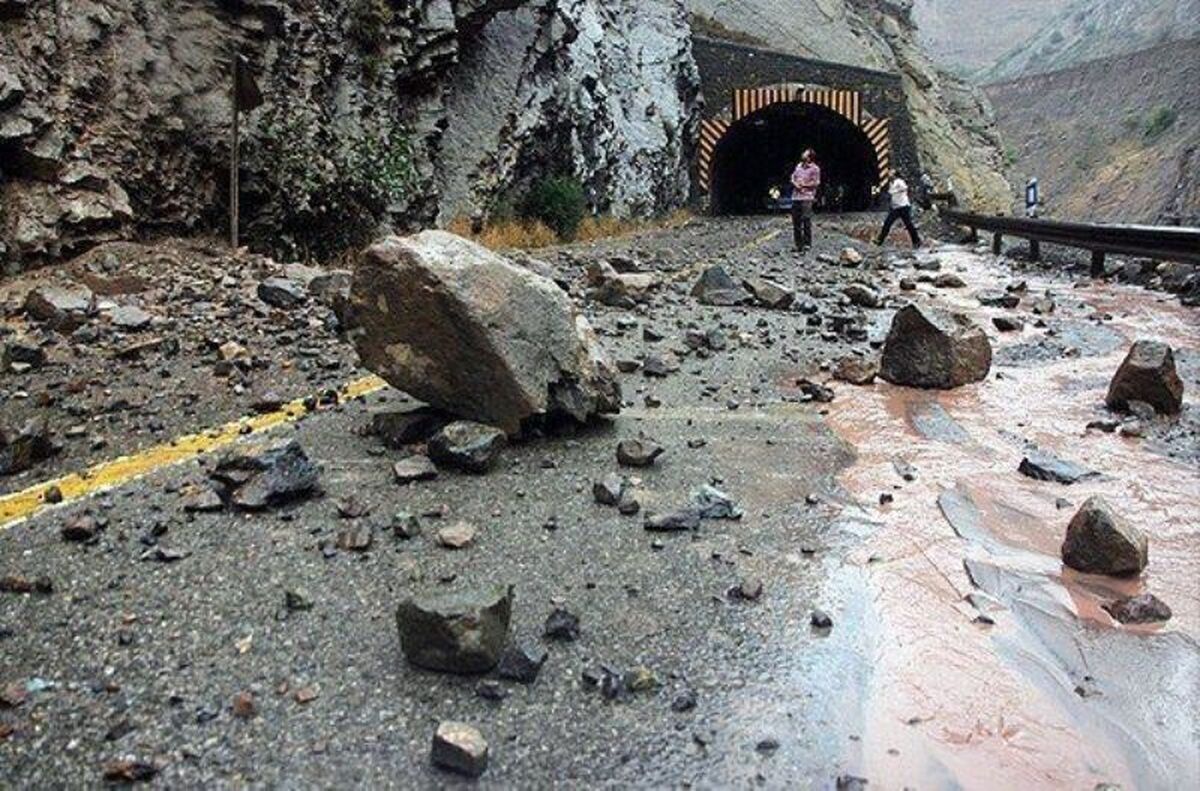 لحظه هولناک وقوع سیل در جاده کرج به چالوس (فیلم)