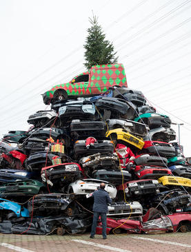 درست کردن درخت کریسمس از دهها خودروی فرسوده – هامبورگ آلمان