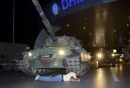مردی در فرودگاه آتاتورک شهر استانبول ترکیه با دراز کشیدن مقابل تانک کودتاچیان آن را از حرکت بازداشته است.